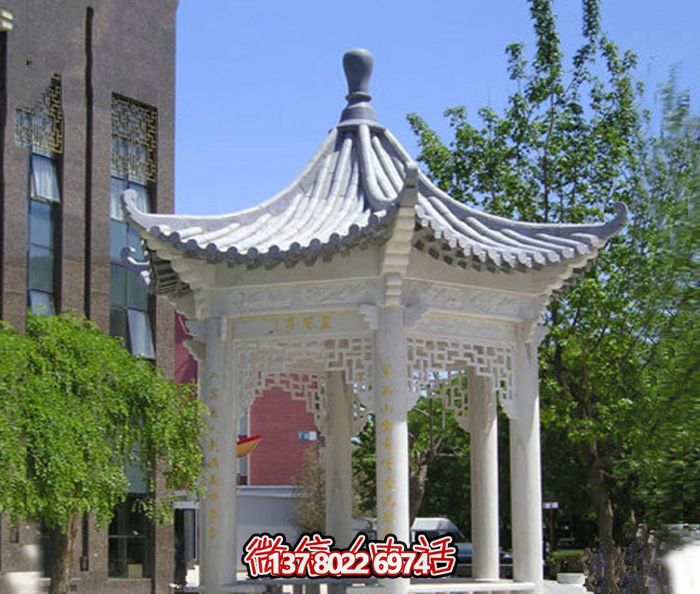 精美漢白玉鏤空涼亭，為校園休息區提供清涼休息空間