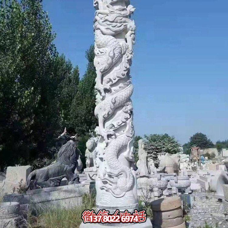 仿古石雕龍柱雕塑，為廣場增添古典魅力