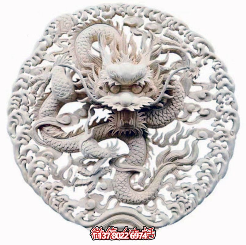 精美龍紋浮雕裝飾大門，點綴祠堂大門口