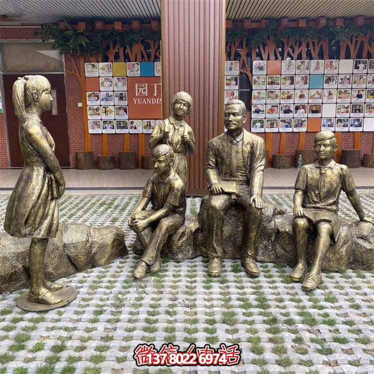 仿銅人物雕塑，裝點步行街情景