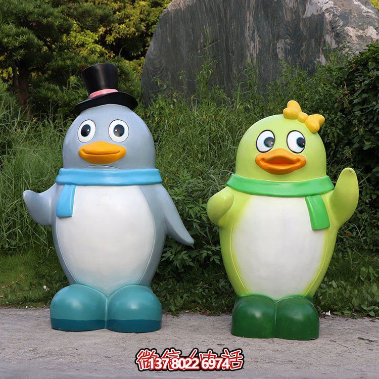 玻璃鋼彩繪企鵝景觀公仔，為幼兒園戶外擺件