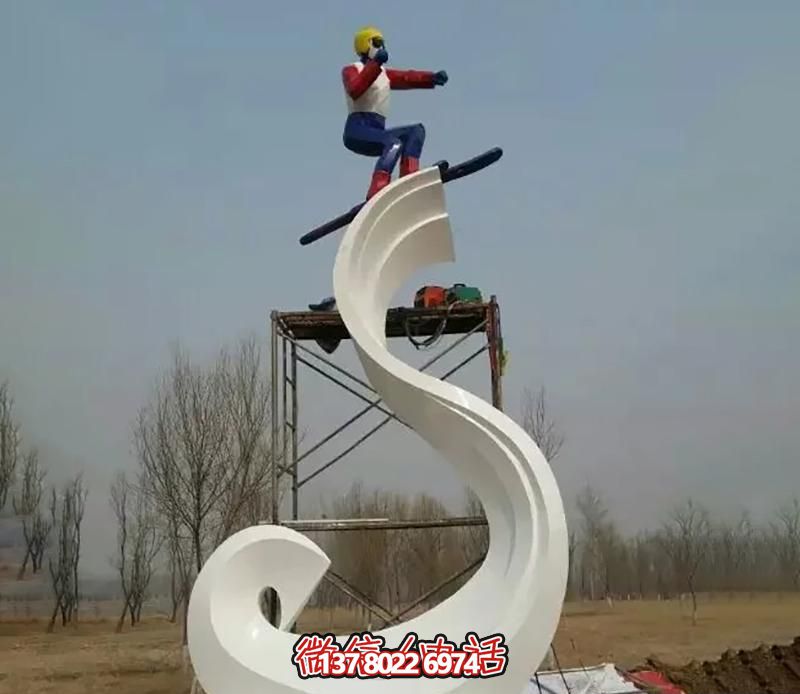 彩繪不銹鋼雕塑,把滑雪運(yùn)動主題人物雕刻到廣場上 彩繪不銹鋼雕塑,把滑雪運(yùn)動主題人物雕刻到廣場上