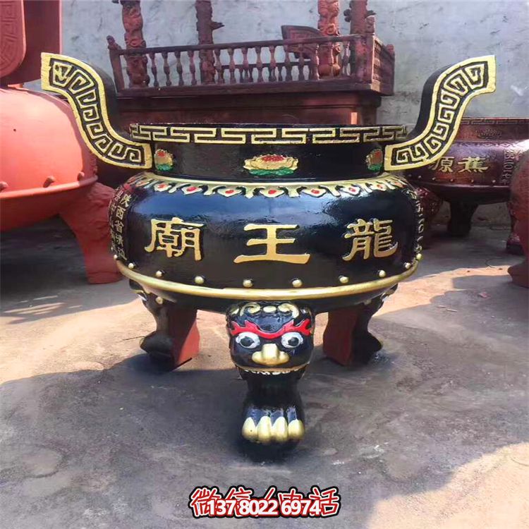 精美彩繪金漆圓形香爐，為寺廟添彩