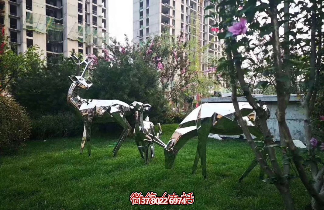 不銹鋼梅花鹿雕塑，讓公園草坪更美麗