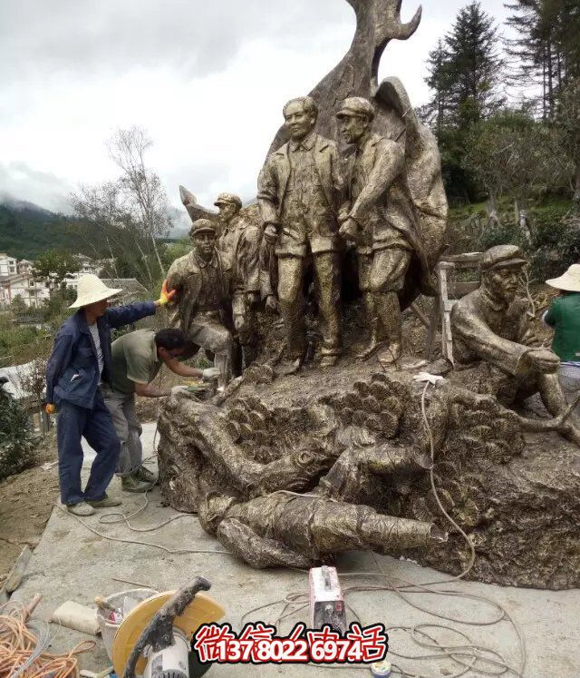 偉人紀(jì)念銅雕雕塑，讓廣場(chǎng)上洋溢著熱情