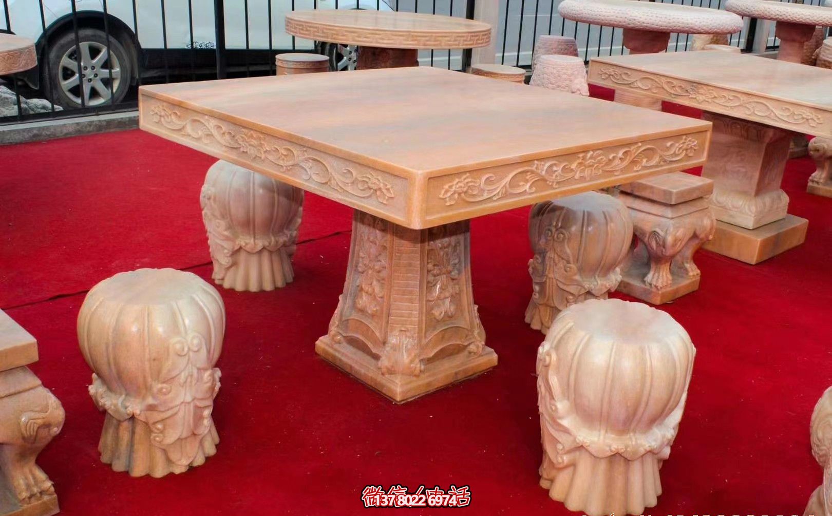 紅色方形石桌凳，欣賞晚霞雕塑，點亮花園廣場