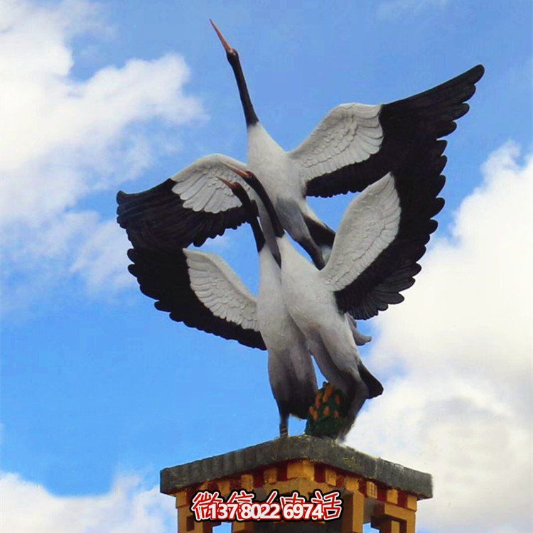 大型玻璃鋼仿真仙鶴雕塑，為公園廣場擺放