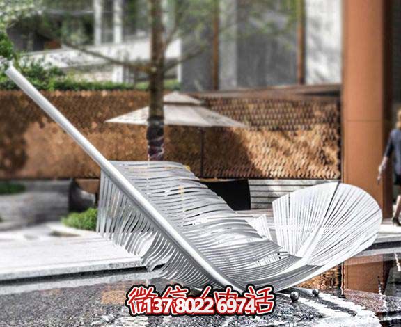 公園石梯上一個不銹鋼羽毛雕塑 公園石梯上一個不銹鋼羽毛雕塑