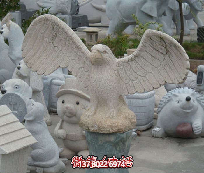 動(dòng)物園一只飛翔的石雕老鷹雕塑 動(dòng)物園一只飛翔的石雕老鷹雕塑