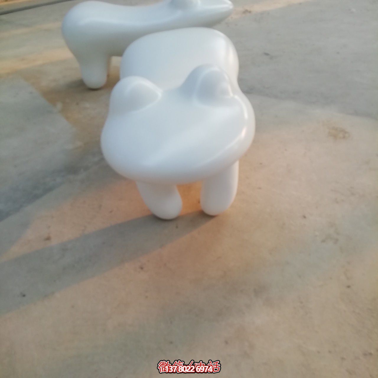 商場室內(nèi)擺放卡通青蛙凳子玻璃鋼雕塑 商場室內(nèi)擺放卡通青蛙凳子玻璃鋼雕塑